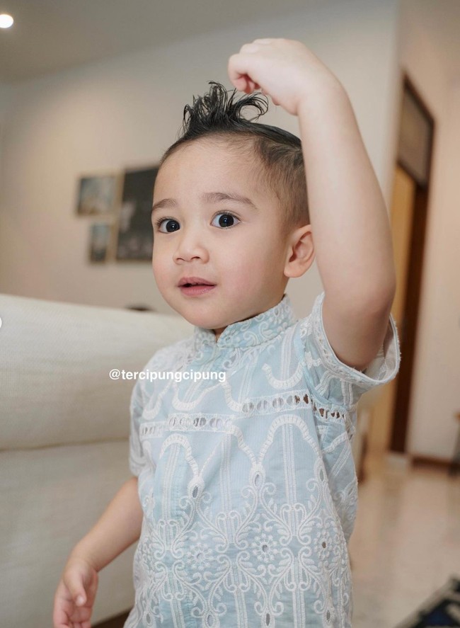 Anak kedua Raffi Ahmad dan Nagita Slavina, Rayyanza atau yang biasa dipanggil Cipung memang kerap mencuri perhatian. Di momen Lebaran kemarin Cipung terlihat tampil menggemaskan dengan gaya rambut berjambulnya. Foto: Instagram/@tercipungcipung/@raffinagita1717