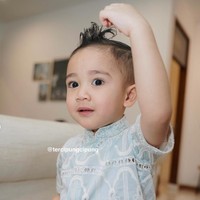 Anak kedua Raffi Ahmad dan Nagita Slavina, Rayyanza atau yang biasa dipanggil Cipung memang kerap mencuri perhatian. Di momen Lebaran kemarin Cipung terlihat tampil menggemaskan dengan gaya rambut berjambulnya. Foto: Instagram/@tercipungcipung/@raffinagita1717