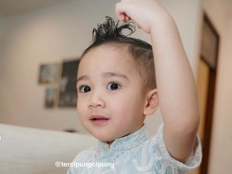7 Gaya Lebaran Rayyanza, Rambut Berjambul Tak Kalah Ganteng Dari Rafathar