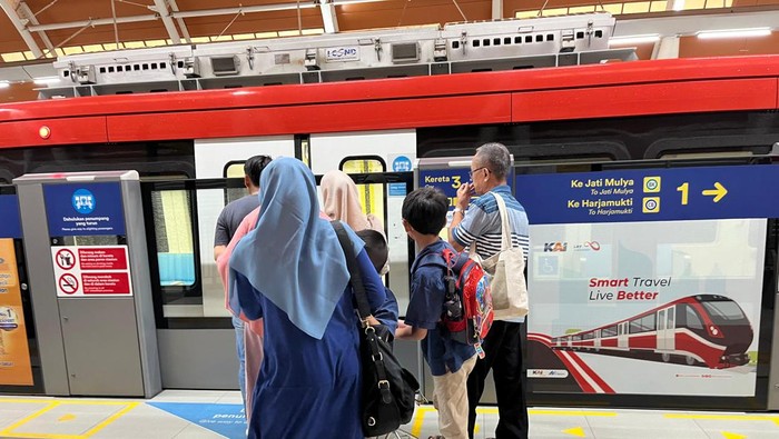 Restia ajak orangtua naik LRT saat libur lebaran