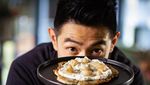 Gaya Chef Reynold Poernomo saat Ngopi dan Jajan Burger