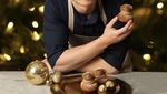 Gaya Chef Reynold Poernomo saat Ngopi dan Jajan Burger