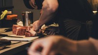 Kepiawaiannya dalam mengolah makanana juga patut diacungi jempol. Begini gaya chef Reynold Poernomo saat memotong daging. Foto: Instagram @reynoldpoer