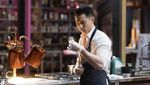 Gaya Chef Reynold Poernomo saat Ngopi dan Jajan Burger