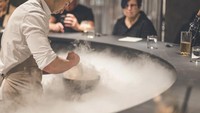 Ini momen chef Reynold Poernomo saat melayani pelanggannya di KOI Dessert and Bar. Asap nitrogen pun memenuhi area. Foto: Instagram @reynoldpoer