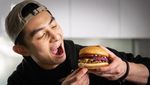 Gaya Chef Reynold Poernomo saat Ngopi dan Jajan Burger