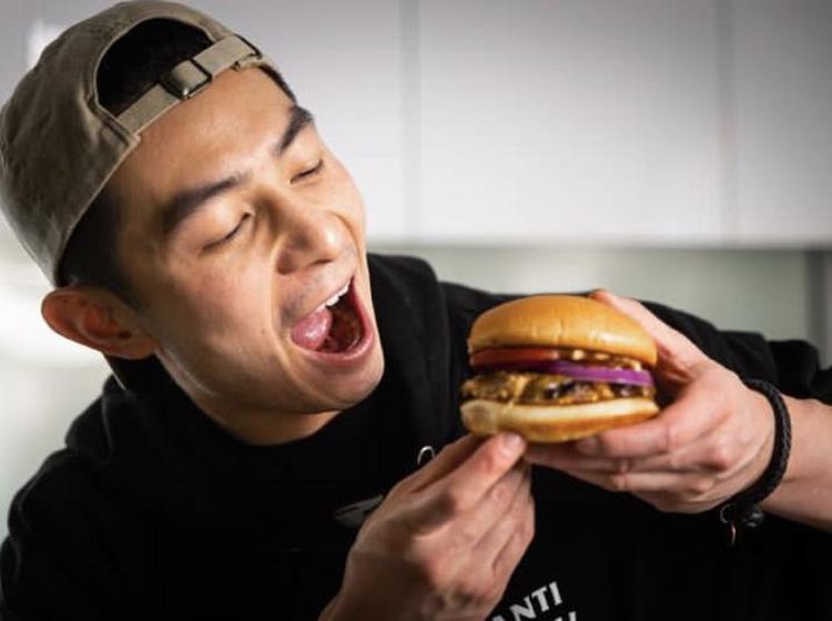 Gaya Chef Reynold Poernomo saat Ngopi dan Jajan Burger