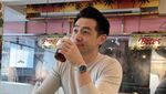 Gaya Chef Reynold Poernomo saat Ngopi dan Jajan Burger
