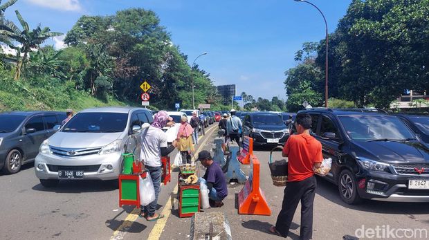 Ruas jalan Tol Simpang Gadog jadi lapak dagang, Sabtu (13/4/202$).