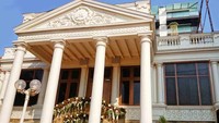Rumah Bintang Bollywood, Shah Rukh Khan, didatangi ribuan penggemar di Hari Lebaran. Dia menyapa para penggemarnya dari balkon rumah dengan pakaian berwarna putih. Rumah Shah Rukh Khan tersebut disebut dengan Mannat. Memiliki luas 2.508 meter persegi dengan enam lantai yang dibangun dengan desain vintage dan kontemporer. Di dalam rumah Shah Rukh Khan terdapat lima kamar tidur, gym, kolam renang, perpustakaan, kantor, teras. Foto: via Housing