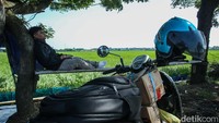 Usai melalui perjalanan dari kampung halaman, sejumlah pemudik motor menepi sejenak untuk beristirahat.