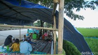 Istirahat menjadi pilihan tepat saat kondisi badan mulai lelah akibat perjalanan jauh.