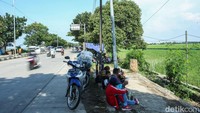 Jalan ini merupakan jalur utama yang dilintasi pemudik dari arah timur menuju barat.