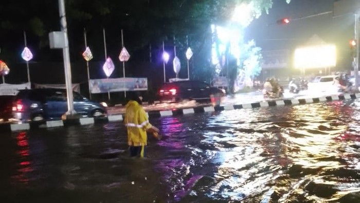Sejumlah ruas jalan di Palembang tergenang banjir.
