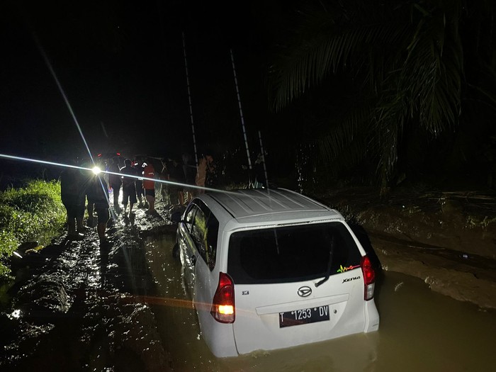 Sekeluarga ditemukan tewas di Bungo, diduga hirup gas beracun AC mobil.