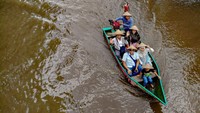 Kunjungan wisata di saluran irigasi persawahan yang dikelola warga setempat menjadi obyek wisata itu meningkat dari hari biasanya.  