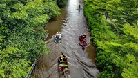 Foto udara sejumlah pengunjung menaiki perahu di Wisata Tani Betet, Ngronggot, Nganjuk, Jawa Timur, Sabtu (13/4/2024).