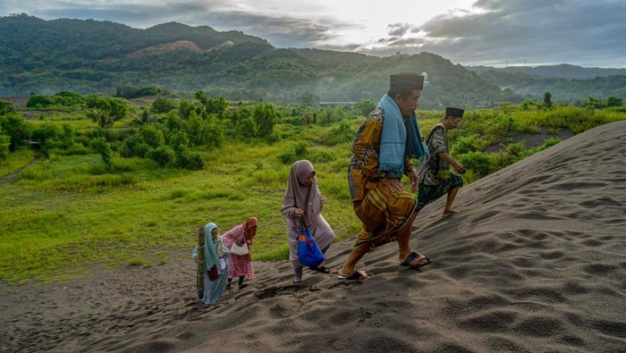 Shalat Idul Fitri di Gumuk Pasir Umat Islam melintasi gumuk pasir sebelum melaksanakan shalat Idul Fitri 1445 H di Gumuk Pasir, Parangkusumo, Bantul. D,I Yogyakarta, Rabu (10/4/2024). Shalat Idul Fitri yang digelar di Gumuk Pasir itu diikuti ribuan warga muslim. ANTARA FOTO/Andreas Fitri Atmoko/agr/nym.