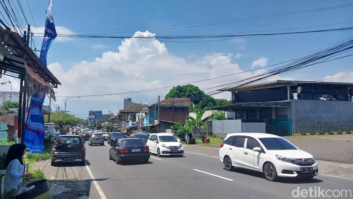 Simpang 4 Karanglo terpantau padat kendaraan di H+3 Lebaran 1445 Hijriah.