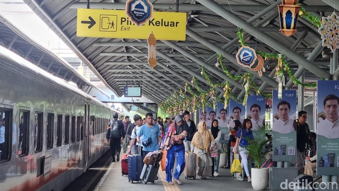 Situasi Stasiun Gubeng pada H+3 Lebaran 2024.