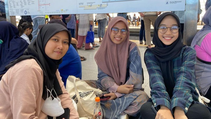 Sopi (20) dan dua rekannya menanti kereta tiba di Stasiun Manggarai, Sabtu (13/4/2024).