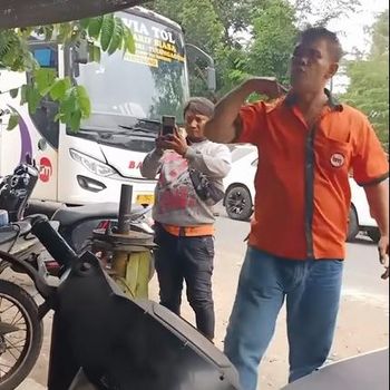 Sopir bus ugal-ugalan ngamuk ditegur warga di Kediri.