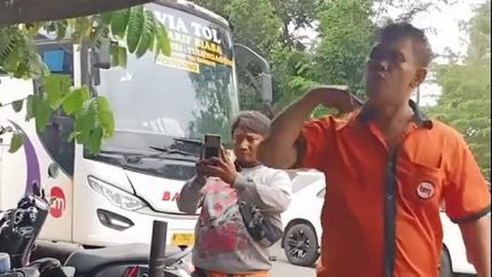 Sopir bus ugal-ugalan ngamuk ditegur warga di Kediri.