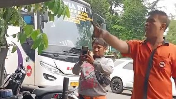 Sopir bus ugal-ugalan ngamuk ditegur warga di Kediri.