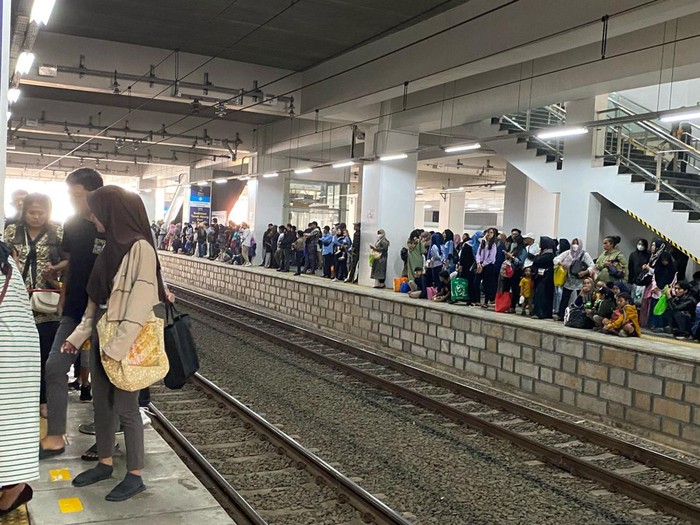 Meski Libur Lebaran, Stasiun Manggarai Tetap Mencetak Rekor Pengunjung