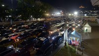 Pemudik dengan kendaran roda empat antre menunggu untuk memasuki kapal di Pelabuhan Bakauheni, Lampung Selatan, Lampung, Sabtu (13/4/2024).