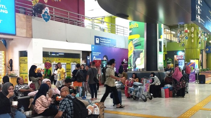 Gerbang Kedatangan Stasiun Gambir Padat Diserbu Pemudik saat Puncak Arus Balik