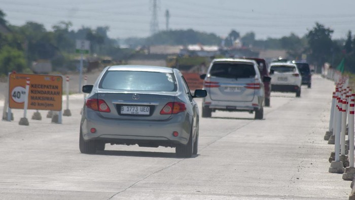 Pengemudi kendaraan melintasi jalan tol fungsional Solo-Yogyakarta di Ngawen, Klaten, Jawa Tengah, Sabtu (13/4/2024). Berdasarkan data Satlantas Polres Klaten per hari Jumat (12/4/2024), jumlah kendaraan arus balik yang melalui pintu masuk GT Karanganom, GT Ngawen, dan GT Karangnongko sebanyak 10.073. ANTARA FOTO/Aloysius Jarot Nugroho/foc.
