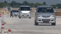 Pengemudi kendaraan melintasi jalan tol fungsional Solo-Yogyakarta di Ngawen, Klaten, Jawa Tengah, Sabtu (13/4/2024).