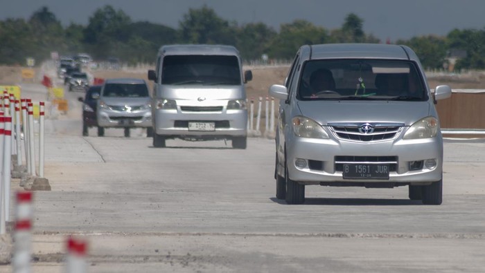 Pengemudi kendaraan melintasi jalan tol fungsional Solo-Yogyakarta di Ngawen, Klaten, Jawa Tengah, Sabtu (13/4/2024). Berdasarkan data Satlantas Polres Klaten per hari Jumat (12/4/2024), jumlah kendaraan arus balik yang melalui pintu masuk GT Karanganom, GT Ngawen, dan GT Karangnongko sebanyak 10.073. ANTARA FOTO/Aloysius Jarot Nugroho/foc.