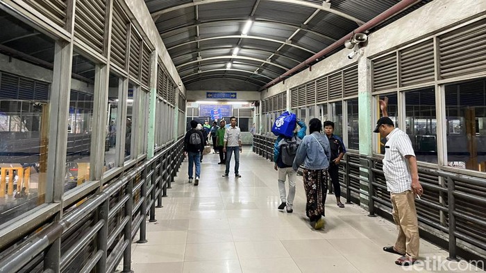 Suasana arus balik Lebaran 2024 di Terminal Purabaya pada H+3 13 April 2024.