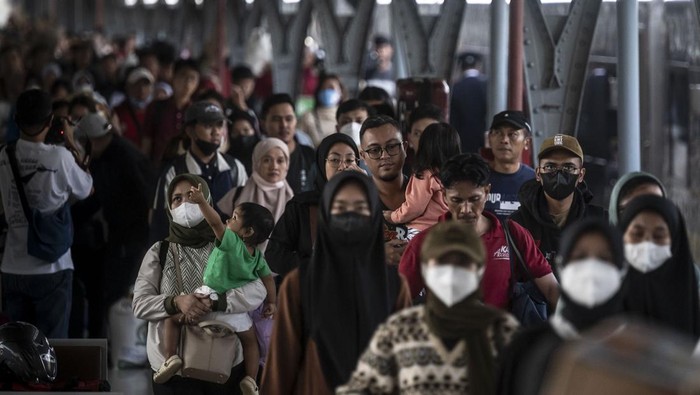 Suasana Arus Balik Mulai Terlihat di Stasiun Pasar Senen Sejumlah pemudik kereta api Fajar Utama Yogyakarta berjalan keluar setibanya di Stasiun Pasar Senen, Jakarta, Sabtu (13/4/2024). PT Kereta Api Indonesia (Persero) Daop 1 Jakarta memperkirakan sekitar 44.000-46.000 penumpang KA Jarak Jauh turun di area Daop 1 Jakarta pada puncak arus balik Lebaran 2024 yang dimulai pada 13-15 April 2024. ANTARA FOTO/Aprillio Akbar/nz