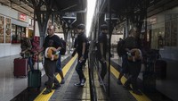 Sejumlah pemudik kereta api Fajar Utama Yogyakarta berjalan keluar setibanya di Stasiun Pasar Senen, Jakarta, Sabtu (13/4/2024).