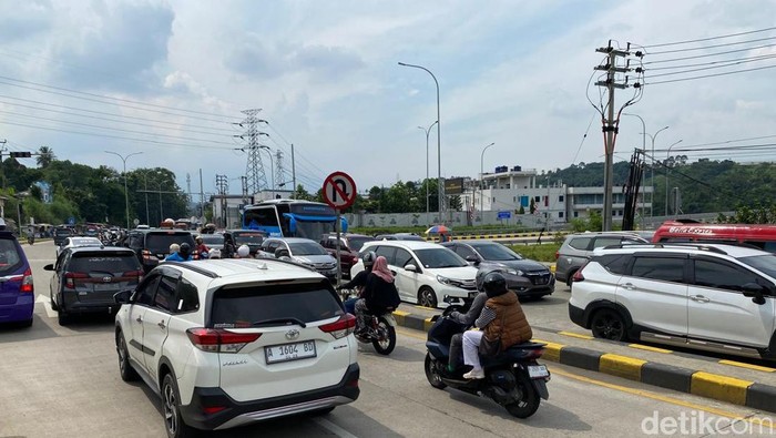 Suasana arus lalu lintas di GT Parungkuda