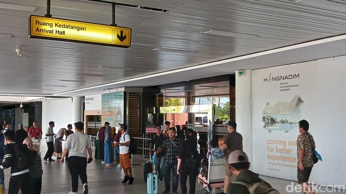 Suasana di terminal kedatangan Bandara Internasional Hang Nadim Batam pada Sabtu (13/4). (Alamudin/detikSumut)