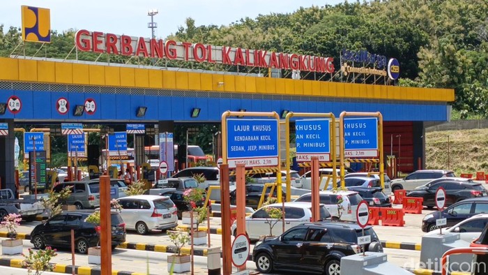 Suasana di Tol Kalikangkung jelang one way arus balik Lebaran, Sabtu (13/4/2024)