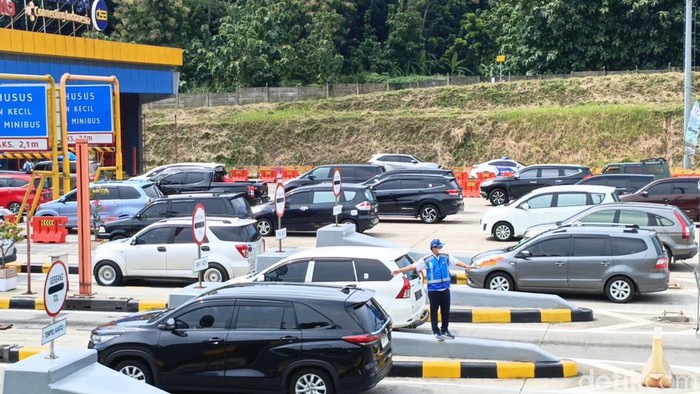 Suasana di Tol Kalikangkung jelang one way arus balik Lebaran, Sabtu (13/4/2024)