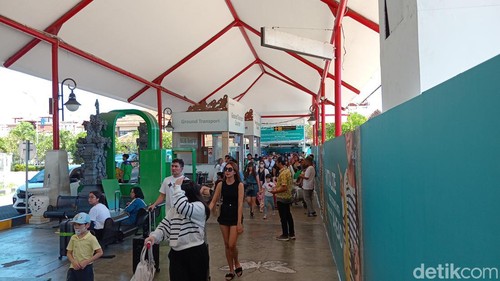 Suasana kedatangan penumpang di terminal domestik Bandara I Gusti Ngurah Rai, Bali, Sabtu (13/4/2024). (Foto: Aryo Mahendro/detikBali)