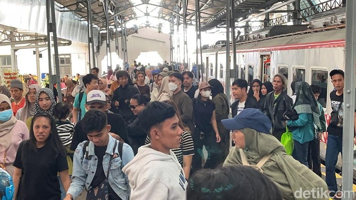 Suasana Stasiun Balapan, Sabtu (13/4/2024)