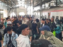 Libur Lebaran, Penumpang KRL di Stasiun Solo Balapan Membeludak