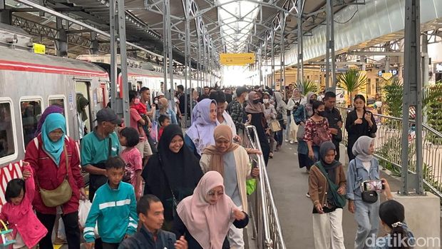 Suasana Stasiun Balapan, Sabtu (13/4/2024)