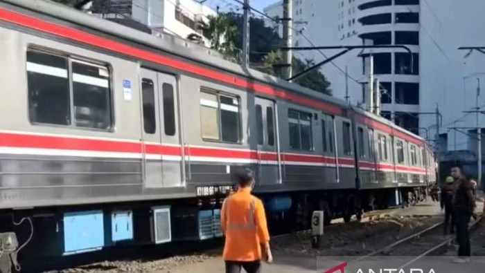 Tangkapan layar- Kereta Commuter Line yang anjlok di depan WTC Mangga Dua Jakarta, Sabtu (13/3/2024). (ANTARA/Khaerul Izan)