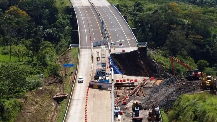 Tol Bocimi Dibuka Fungsional untuk Arus Balik Lebaran Sejumlah kendaraan roda empat melintas di samping lokasi longsor KM 64-600 Tol Bogor-Ciawi-Sukabumi (Bocimi), Jawa Barat, Sabtu (13/4/2024). Korlantas Polri memastikan Tol Bocimi KM 64-600 Kecamatan Ciambar, Kabupaten Sukabumi, Jawa Barat, siap digunakan secara fungsional satu lajur dan sistem buka tutup untuk arus balik Lebaran 2024 demi mengurangi peningkatan volume kendaraan di jalur nasional. ANTARA FOTO/Arif Firmansyah/nz