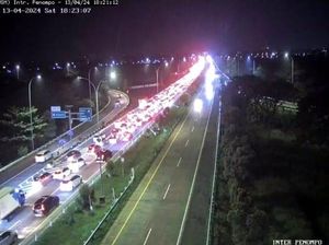 Ada Totolan Kendaraan, Arus Balik Tol Mojokerto-Surabaya Merambat 6 Km