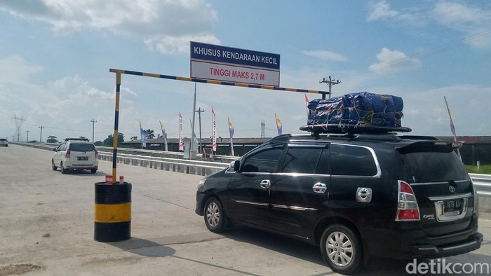Kendaraan di tol fungsional Solo-Jogja lewat exit tol Kuncen, Kecamatan Ceper, Klaten, Sabtu (13/4/2024).