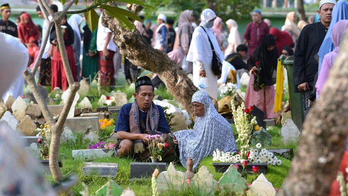 Umat Islam berdoa saat melakukan ziarah kubur pada Hari Raya Idul Fitri di Pemakaman Muslim Wanasari, Denpasar, Bali, Rabu (10/4/2024). Ribuan warga melaksanakan tradisi ziarah kubur untuk mendoakan keluarganya yang telah meninggal dunia seusai shalat Idul Fitri 1 Syawal 1445 H. ANTARA FOTO/Fikri Yusuf/nym.